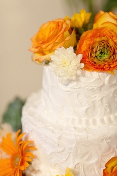 gâteau de mariage avec fleurs réelles