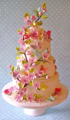 gâteau de mariage avec fleurs en crème