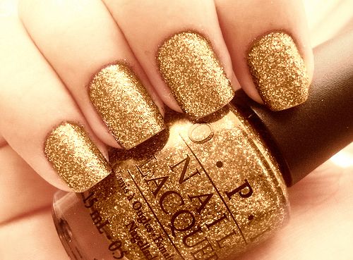 vernis à ongles d'or